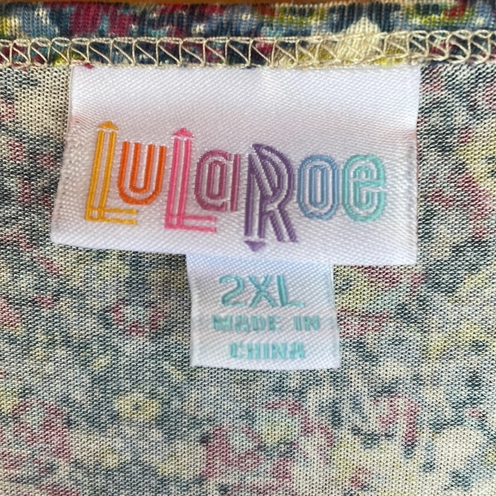LuLaRoe Hi-lo hem Printed Tee shirt Oversized Plus size 2XL. LIKE NEW! - Picture 4 of 6